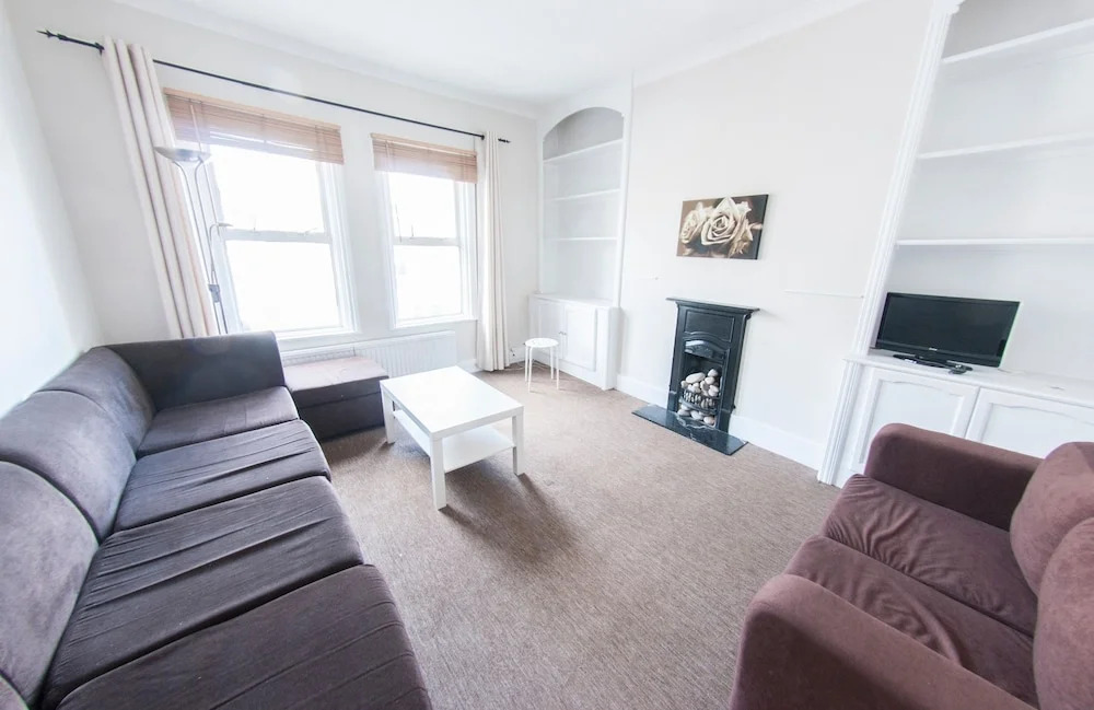 Bright, Spacious 1BR Flat for 2 in Walham
