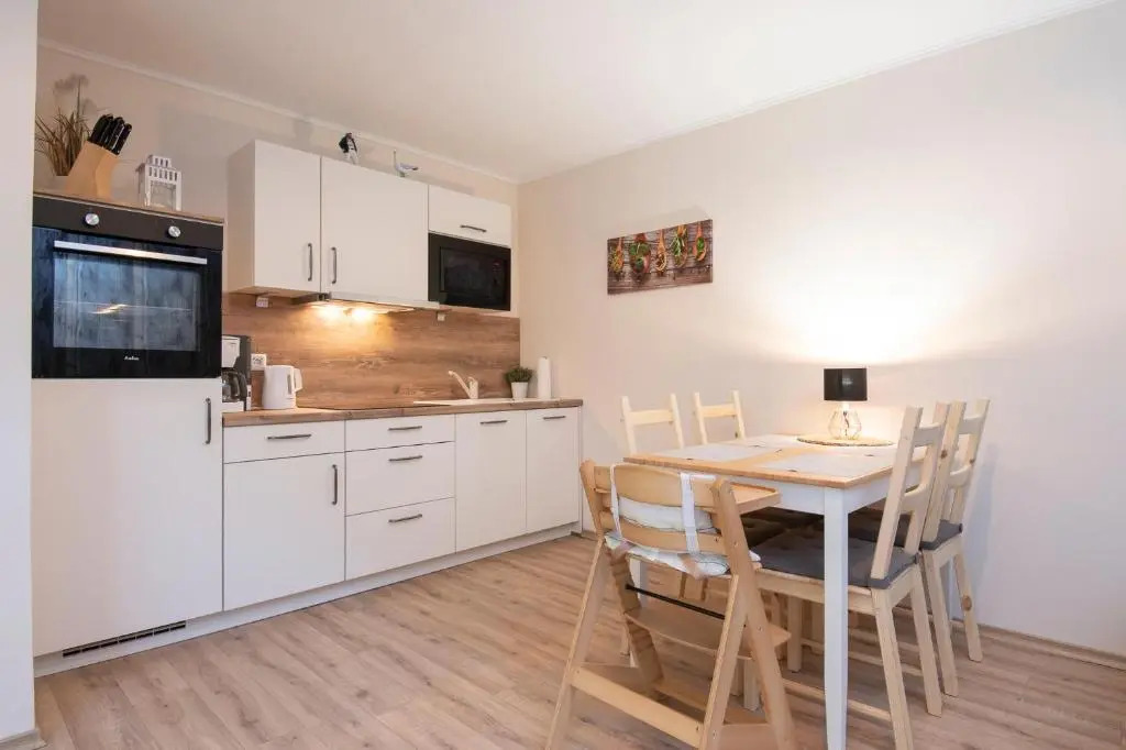 Wohnung 4, Leni