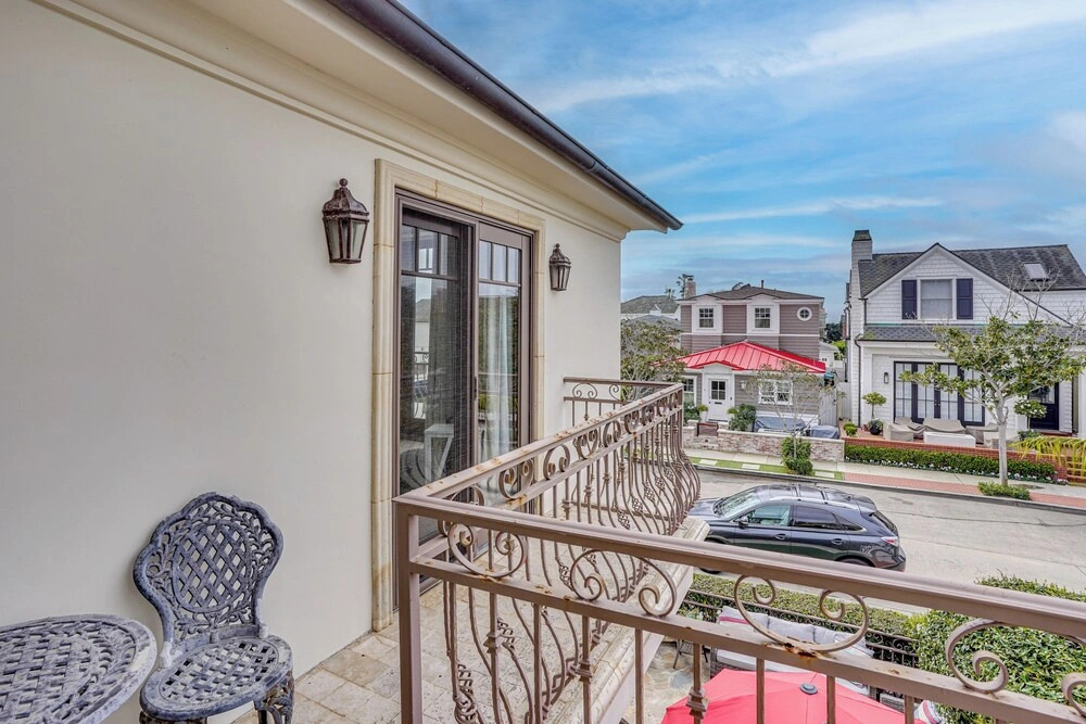 Walk to Shore! Luxury Newport Beach Home