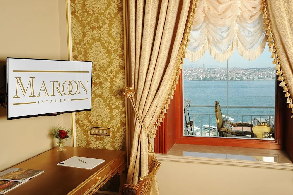 Maroon Bosphorus