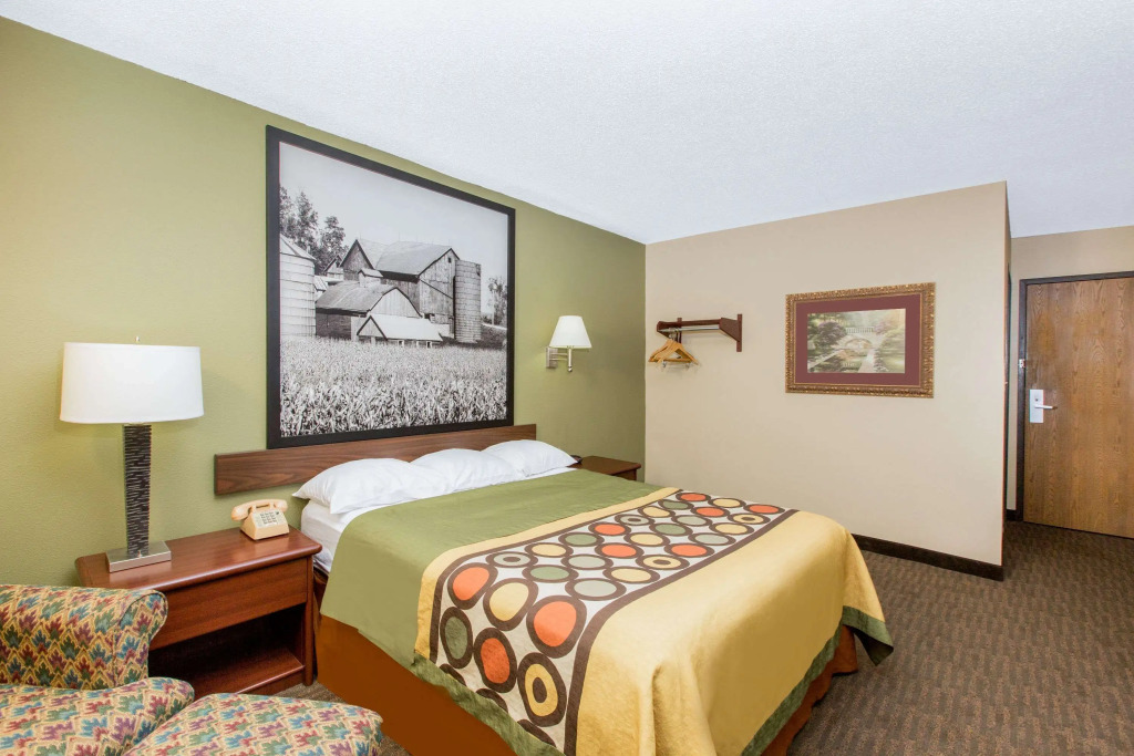 Super 8 by Wyndham Fairmont