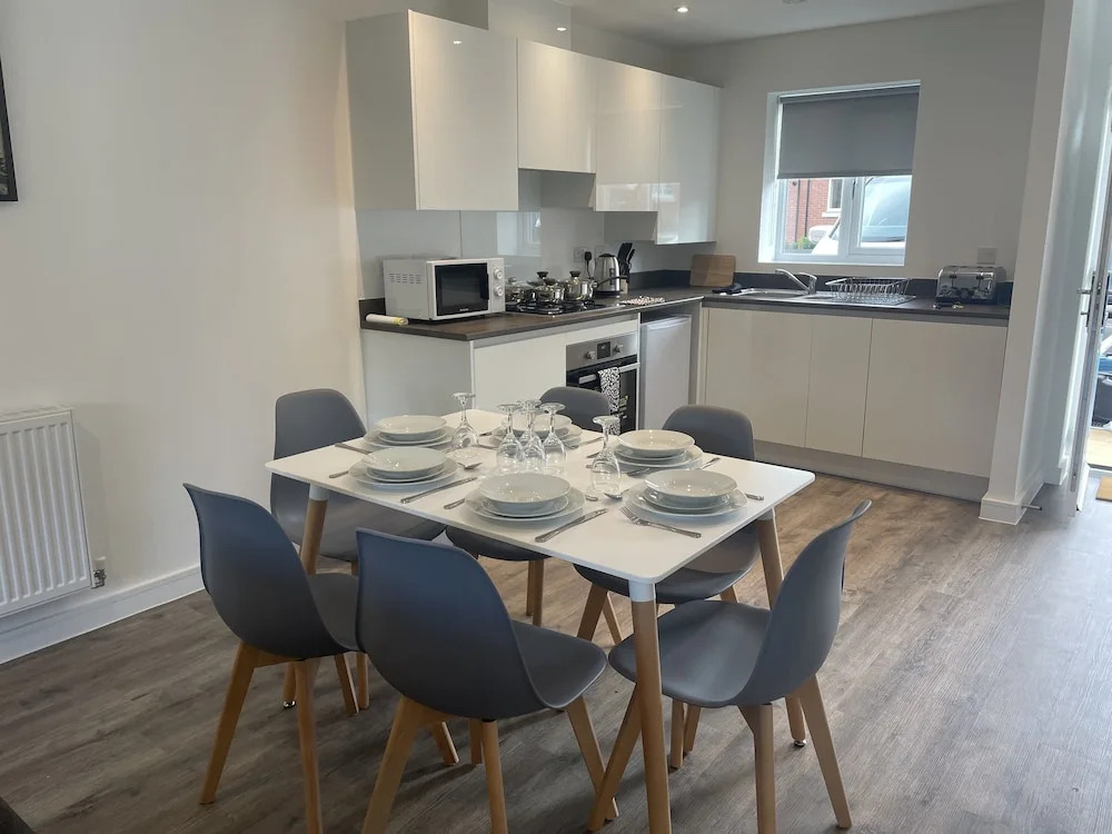 Beautiful 3-bed House in Derby With Parking