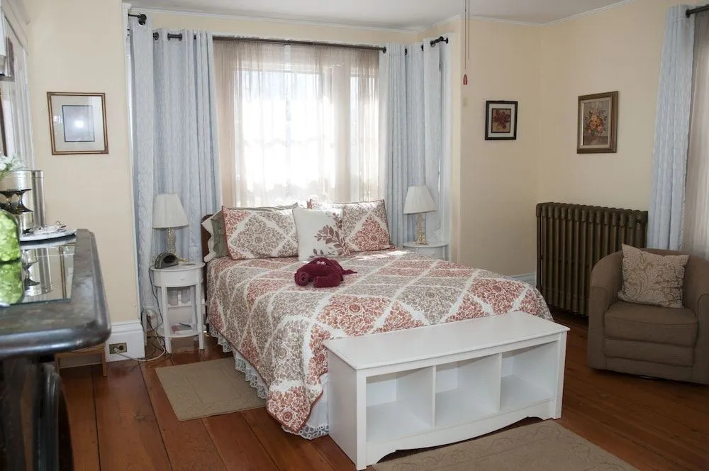Candlebay Inn