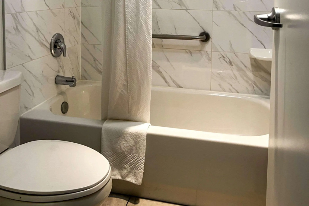 Econo Lodge Inn & Suites University
