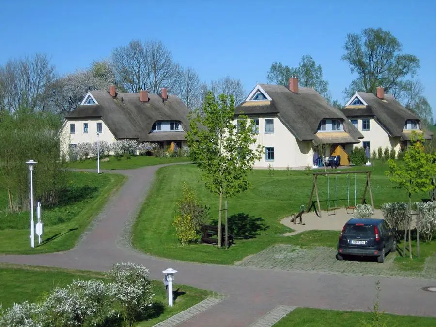 Komfortables Reetdachferienhaus Hasel 1