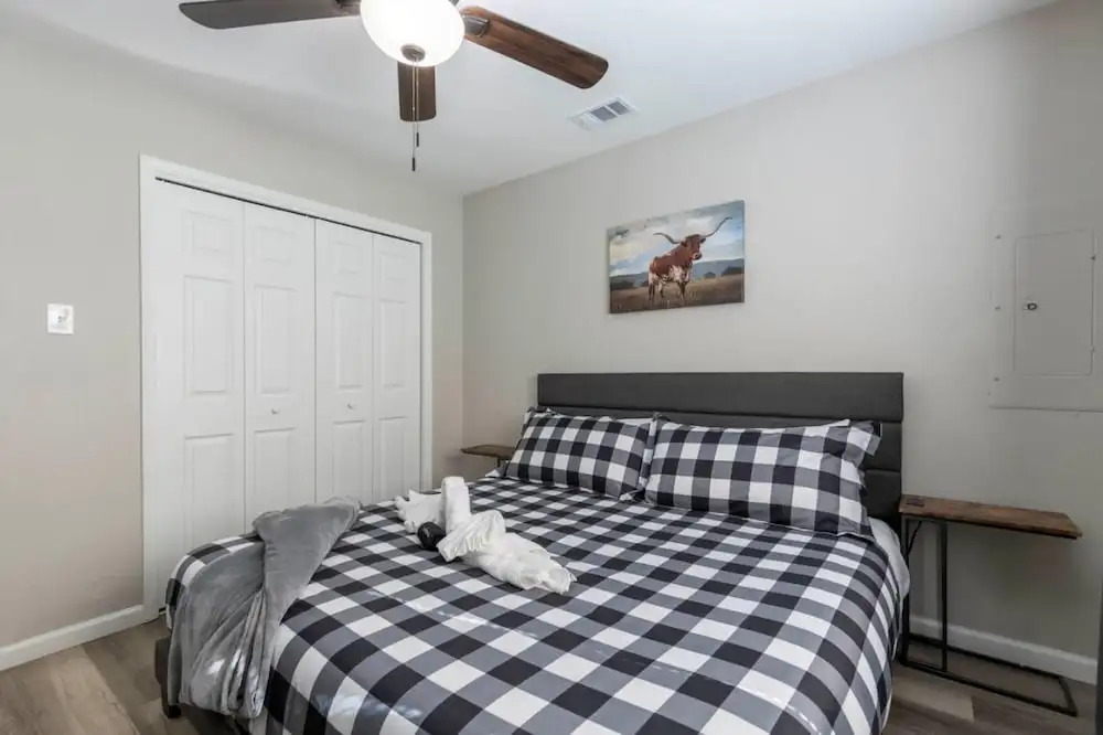 Lux Modern Getaway AT T Stadium Views King Bed