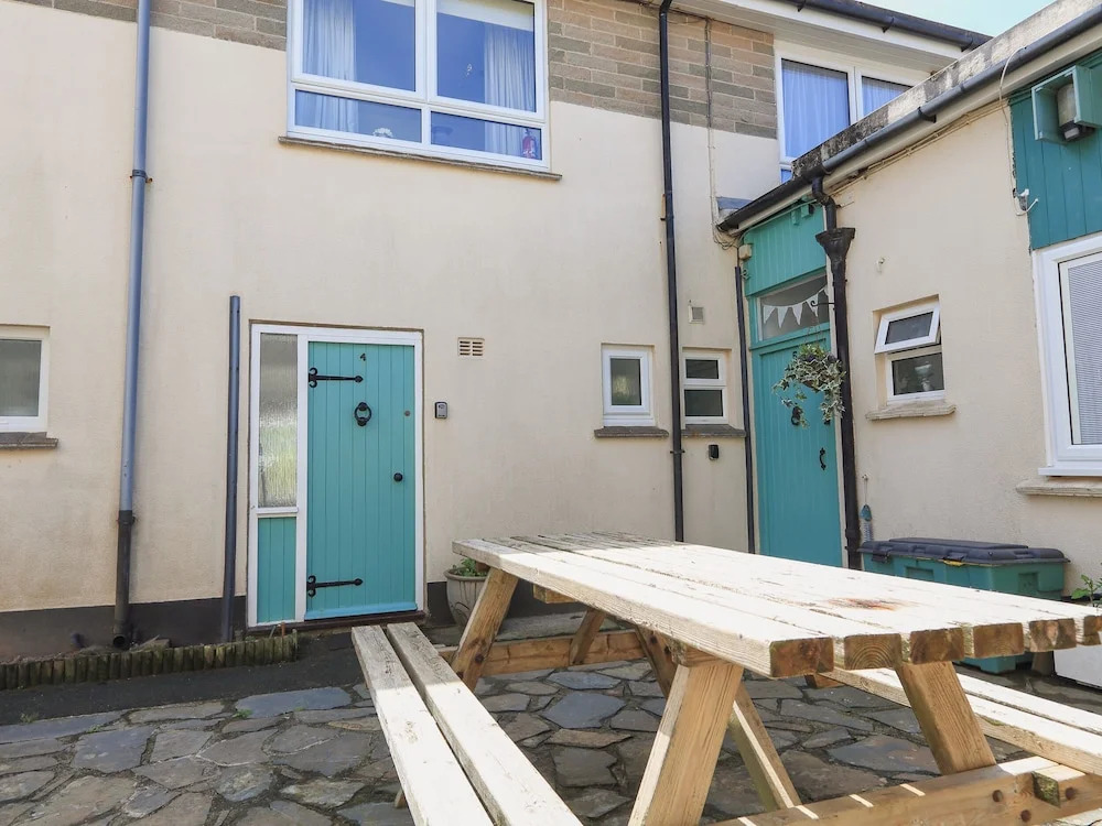 4 Thornlea Mews