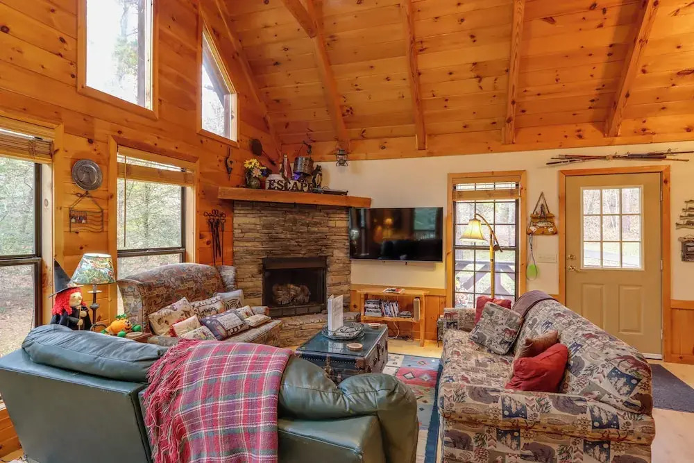 Creek Bend Escape w/ Hot Tub + River Views