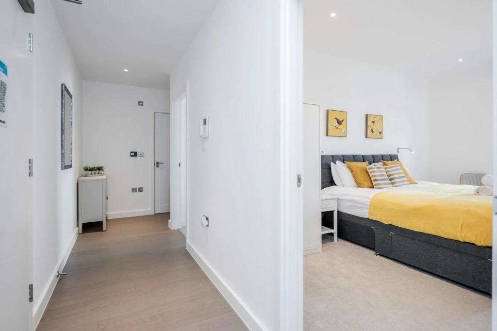 2 Bedroom Top Floor Grosvenor's Luxury Apartment - 5 mins Walk to the Station, Free WiFi