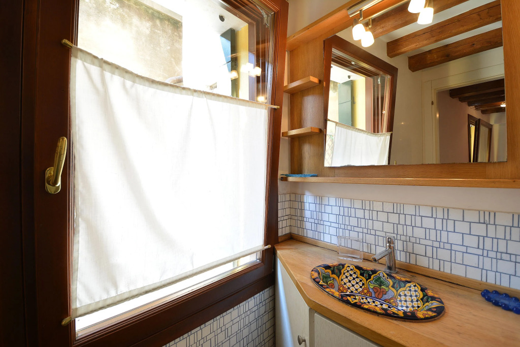 BIENNALE EASY aircond, 2pax wifi,courtyard