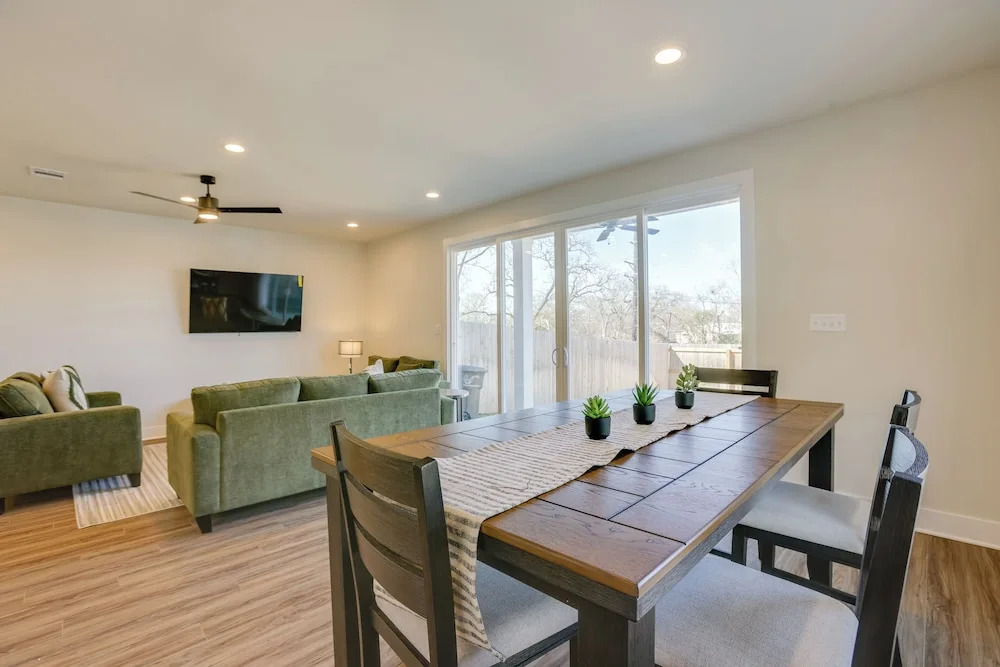 < 1 Mi to Texas A&m: Group Getaway w/ Balcony!