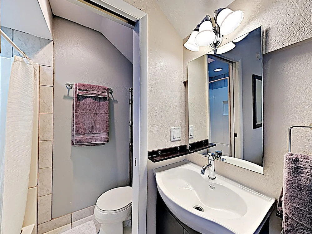 New Listing! Private Hot Tub, Walk To Sundance 2 Bedroom Condo