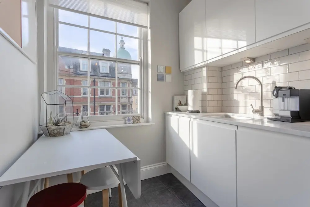 2 Bedroom Apartment in the Heart of Angel