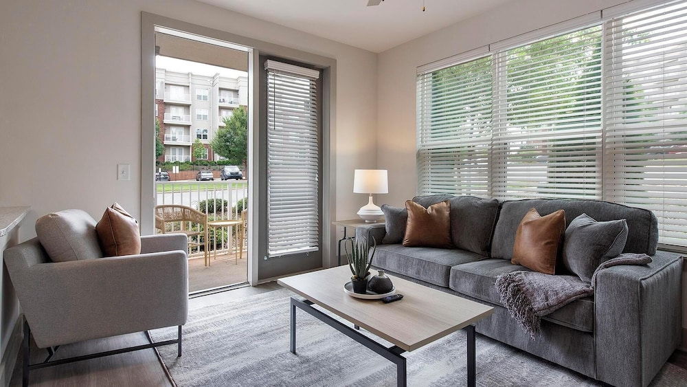 Landing Apartments Near Autumnwood