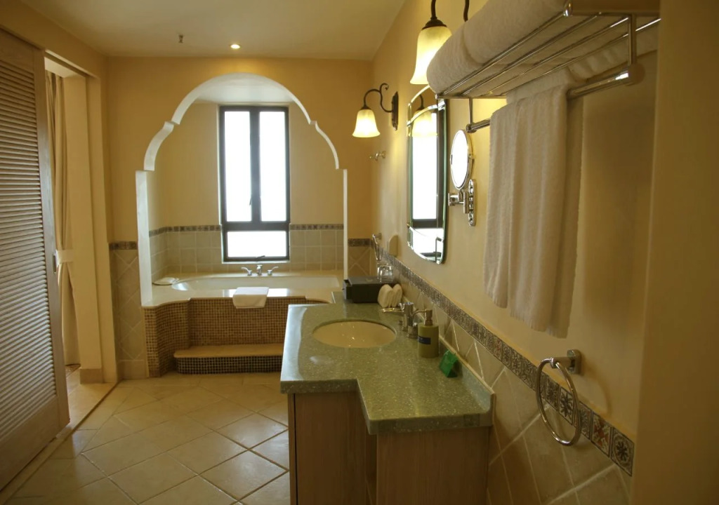 Twin Moon Bay WeHouse Hotel