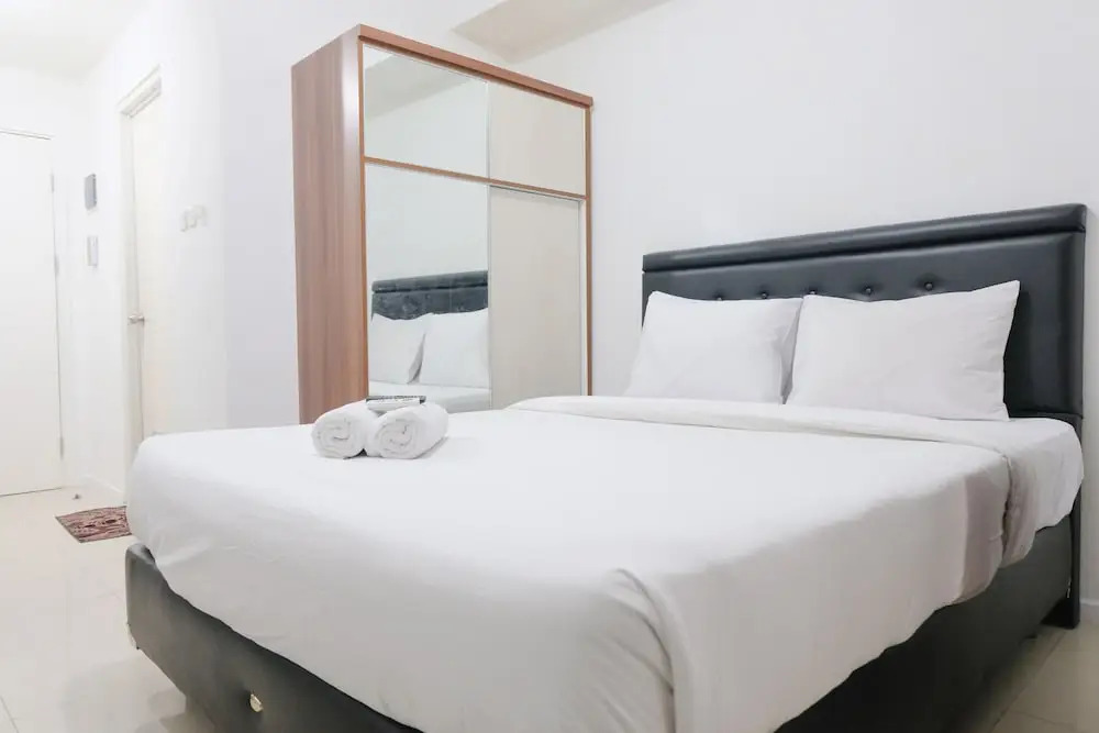 Modern Classic Studio At Apartment Parahyangan Residence