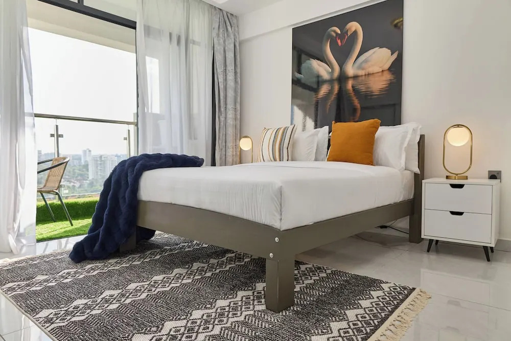 Breeze By Edmor Suites