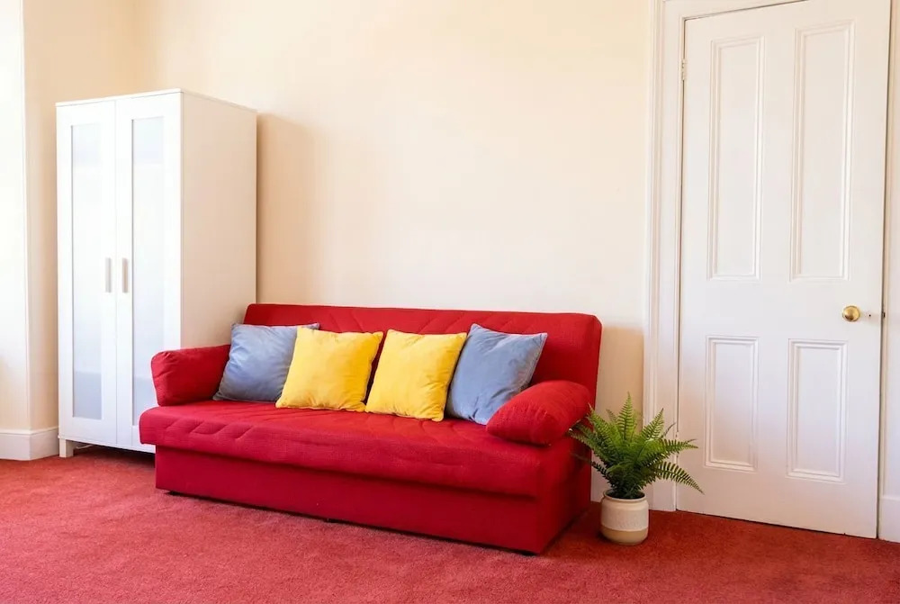 Cozy Fulham Retreat With Private Entrance & Hot Tub