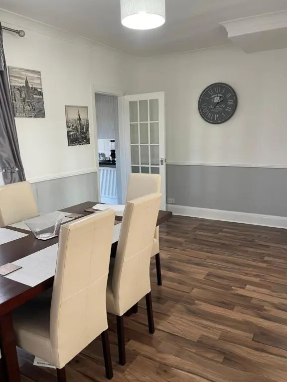 3 Bedroom House, with Free WiFi - Maples Properties Short Lets & Serviced Accommodation Hull