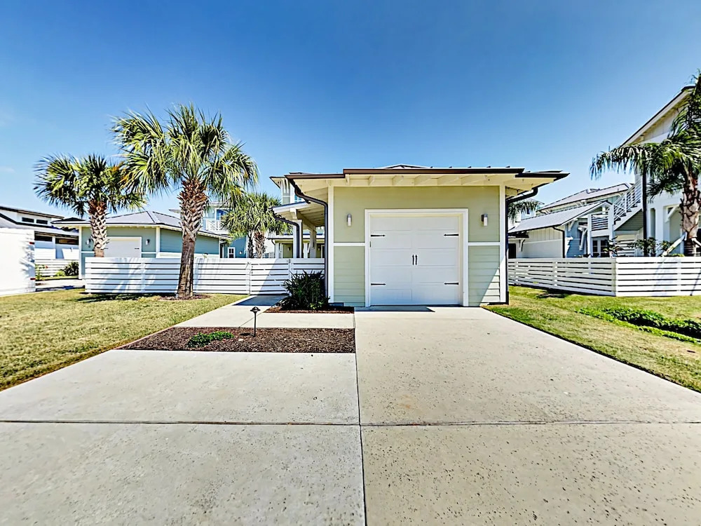 Luxe Waterfront - 3 Br Home
