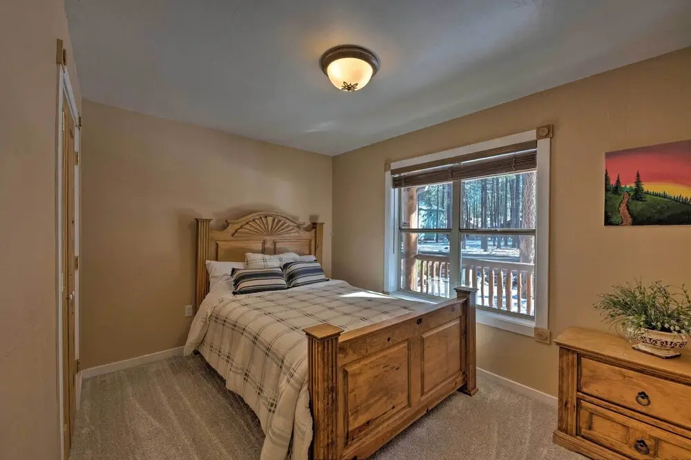 Spacious Pinetop Country Club Cabin w/ Deck!