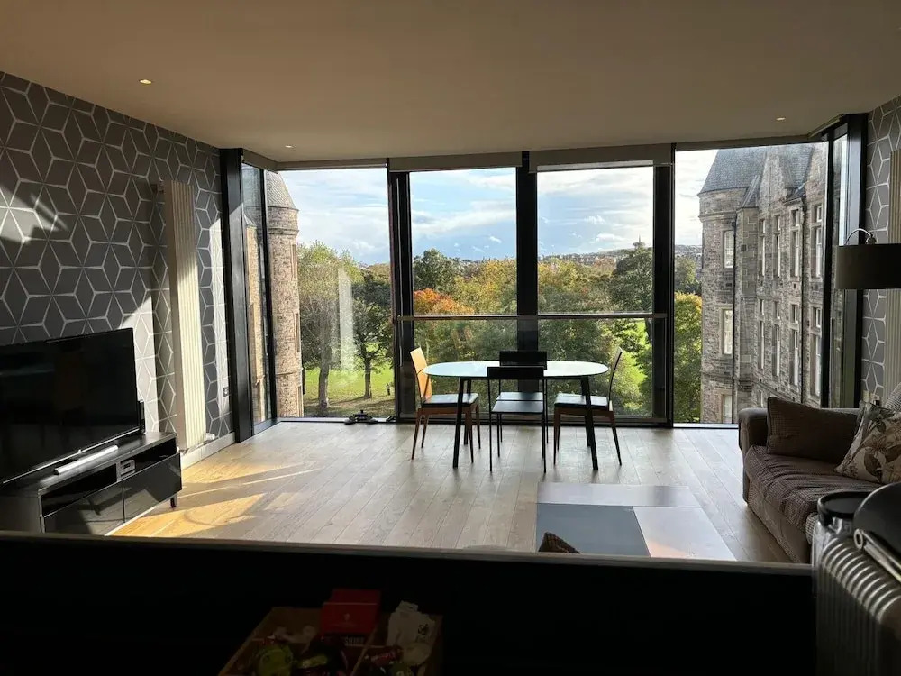 Stunning Park View Quartermile Apartment Close Proximity to Castle & University