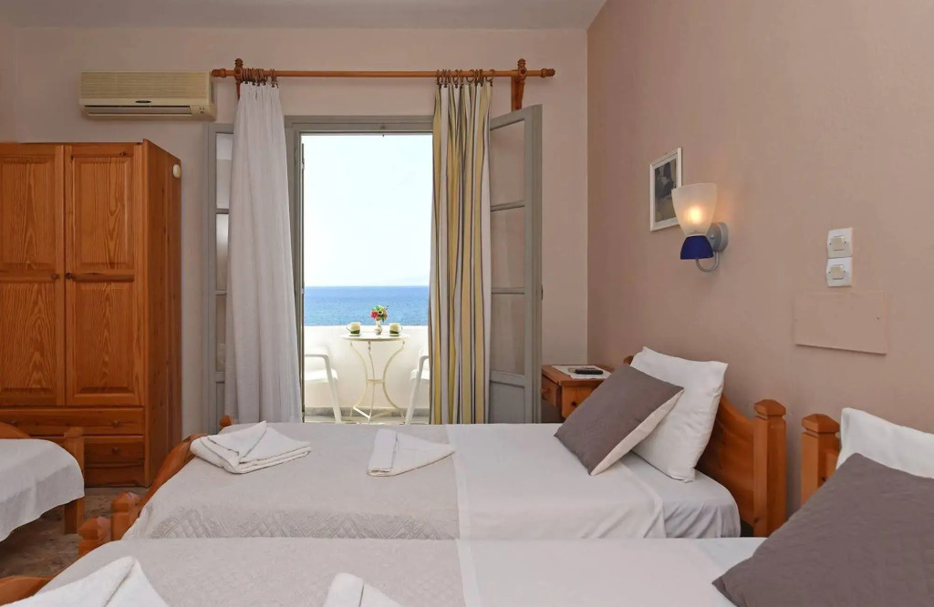 Vrohaki Studios & Rooms