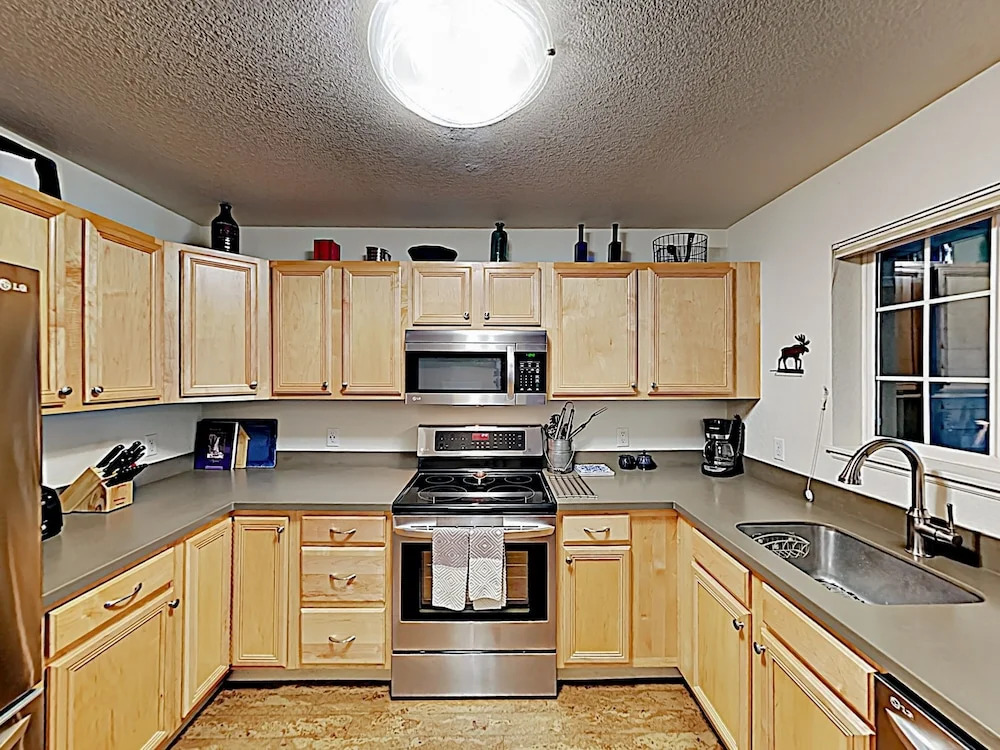 Walton Creek - Hot Tub, Near Slopes & Shuttle 2 Bedroom Condo