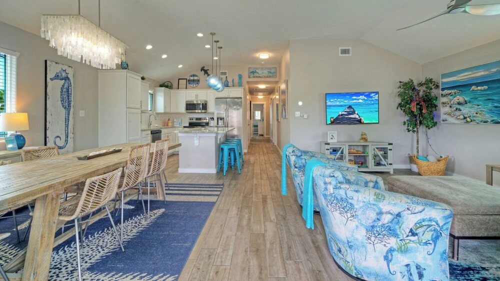Tickle My Fansea by Avantstay Mins to Shore + Private Pool + Lounge Stylish Beach House
