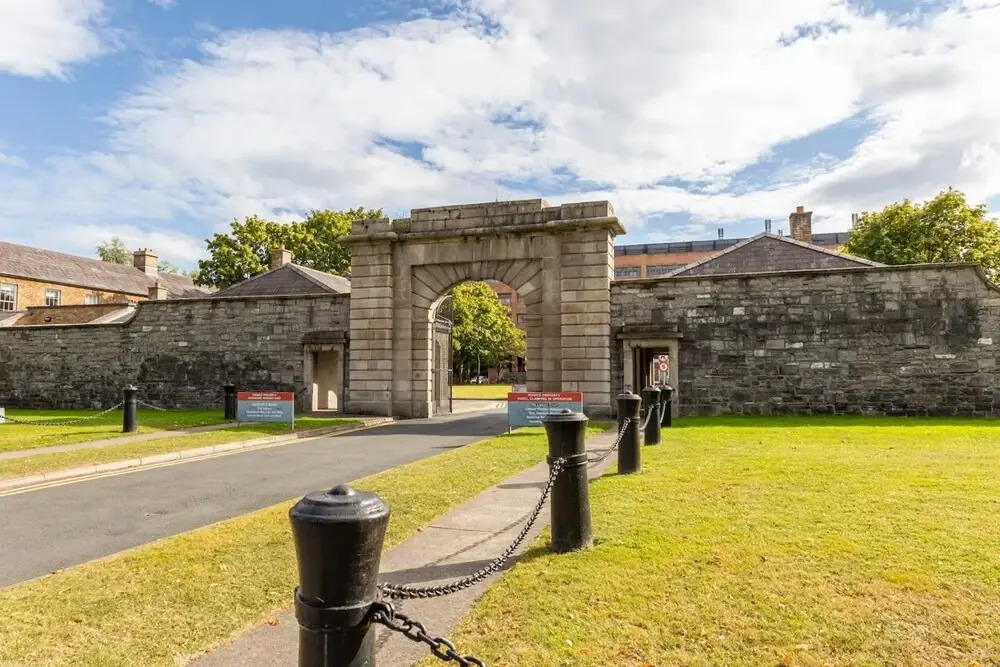 Magnificent 2 Bedroom Flat in Historic Army Barracks