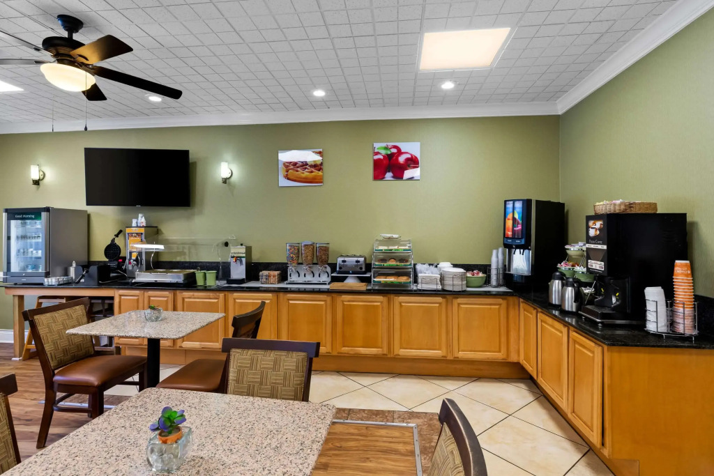 Quality Inn Fayetteville Near Historic Downtown Square
