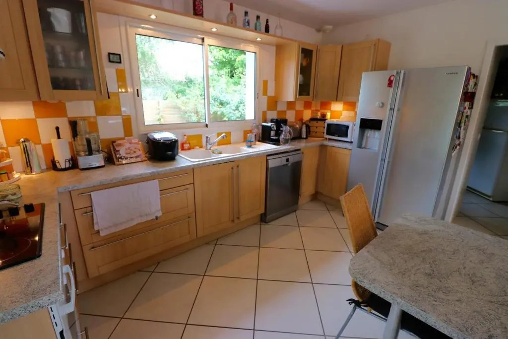 Plaisant villa with pool, close to the beach