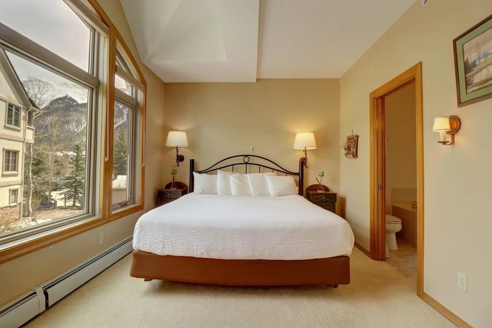 Er9 Elk Run 4 Bd 4.5 Ba 4 Bedroom Townhouse by RedAwning
