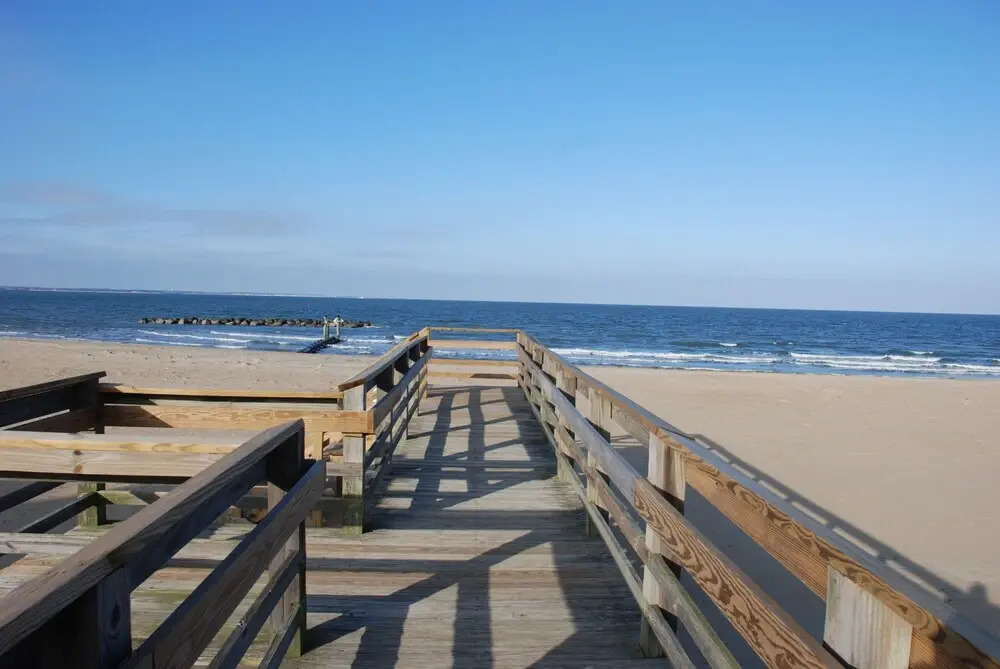 Cozy Suite - Pet Friendly, Beach Side 1 Bedroom Apts by RedAwning