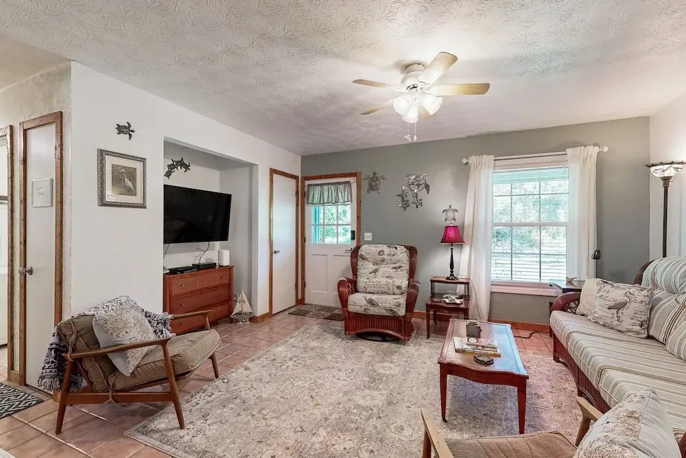Cozy Cottage Near the Beach With Internet, AC, Washer/dryer