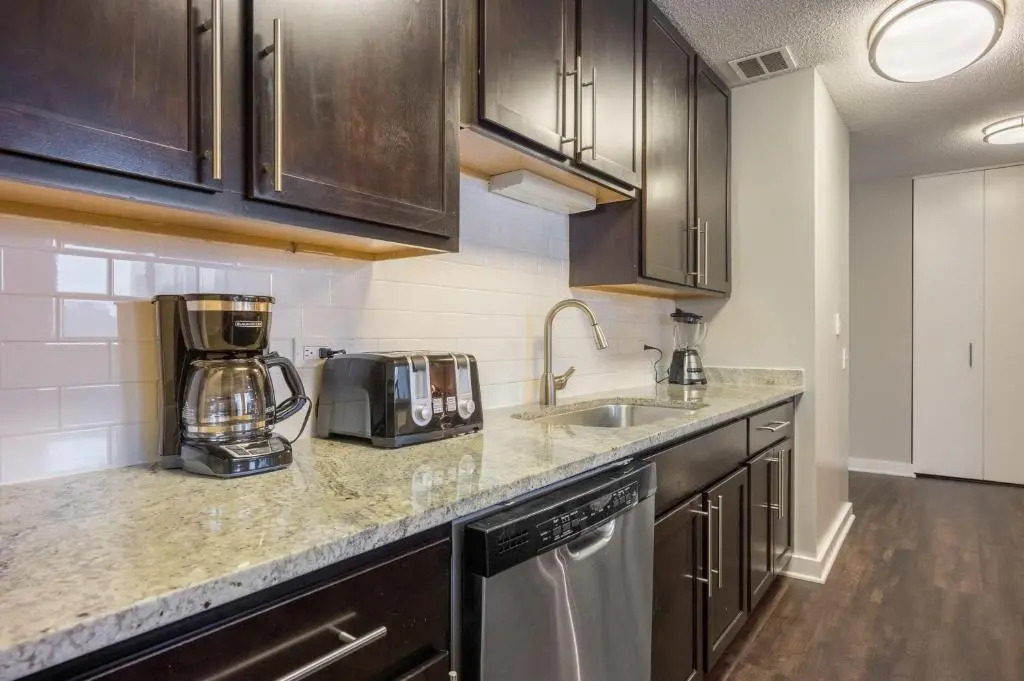 3BR 2BA Captivating Penthouse with Views Pool & Gym
