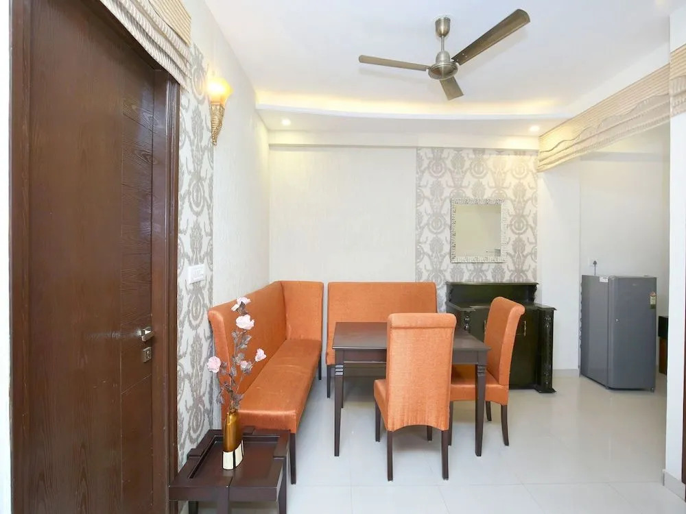 OYO 14186 Royal lake suites
