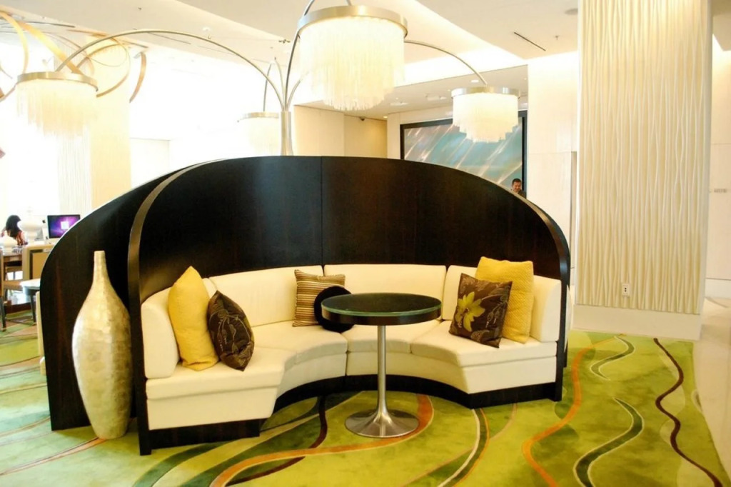 Renaissance Arlington Capital View Hotel
