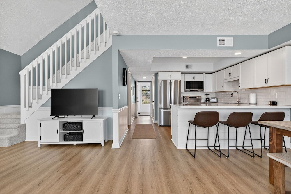 Luna By The Sea / 238 Brunswick Ave West 3 Bedroom Home