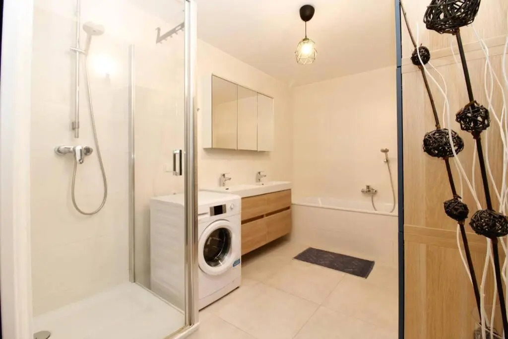 MODERN spacious, 2 BEDROOM, FREE PARKING