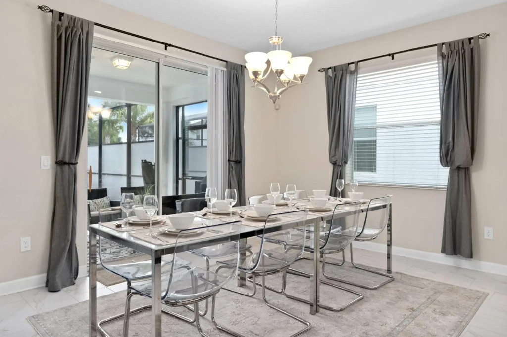 Storey Lake -6 Bedrooms Luxury home w-pool & spa