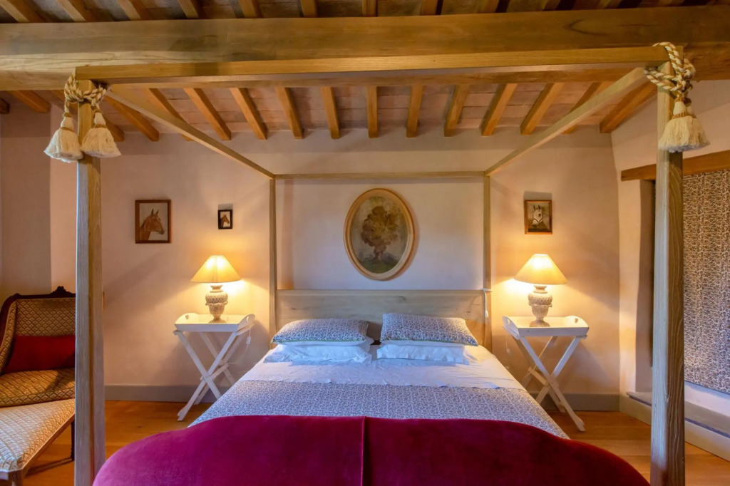 From the moment you enter the gates of the majestic driveway to the villa until you arrive at this b-La Colonica