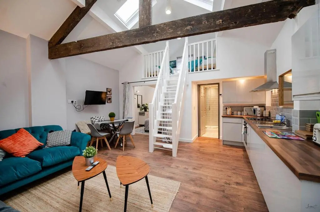 Air Host and Stay - Apartment 2 Broadhurst Court sleeps 6 minutes from town centre