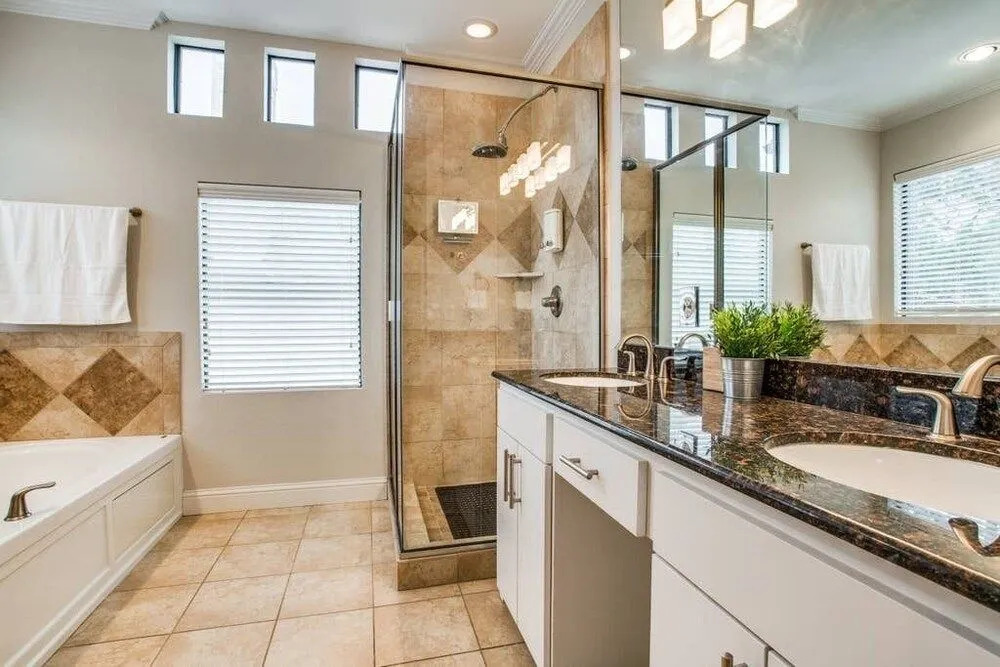 Stunning Oak Lawn Townhouse Close to everything