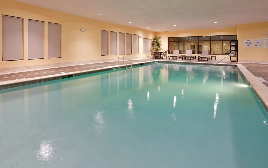 Holiday Inn Express Hotel and Suites Saint Robert by IHG