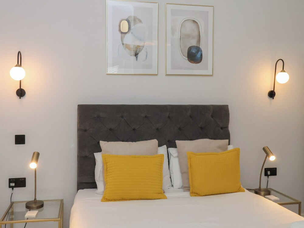 The Salisbury Apartment 103