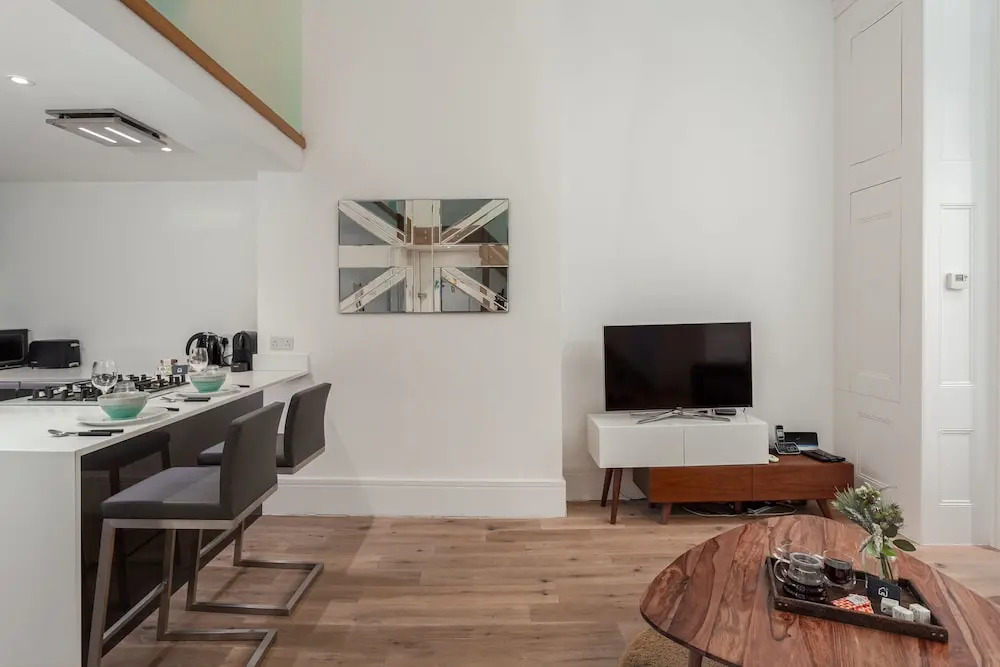 Spacious Canfield Gardens Studio