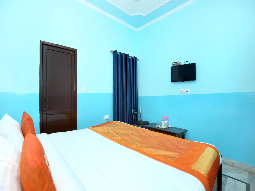 OYO 11886 Hotel Crystal