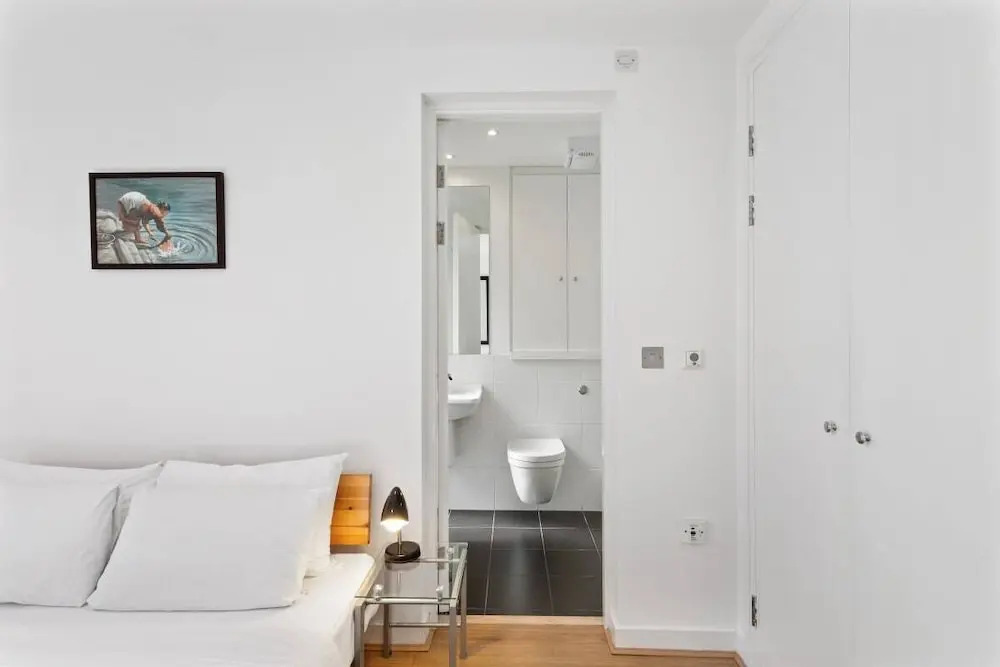 2 Bed W/private Balcony 10 min to Canary Wharf Stn