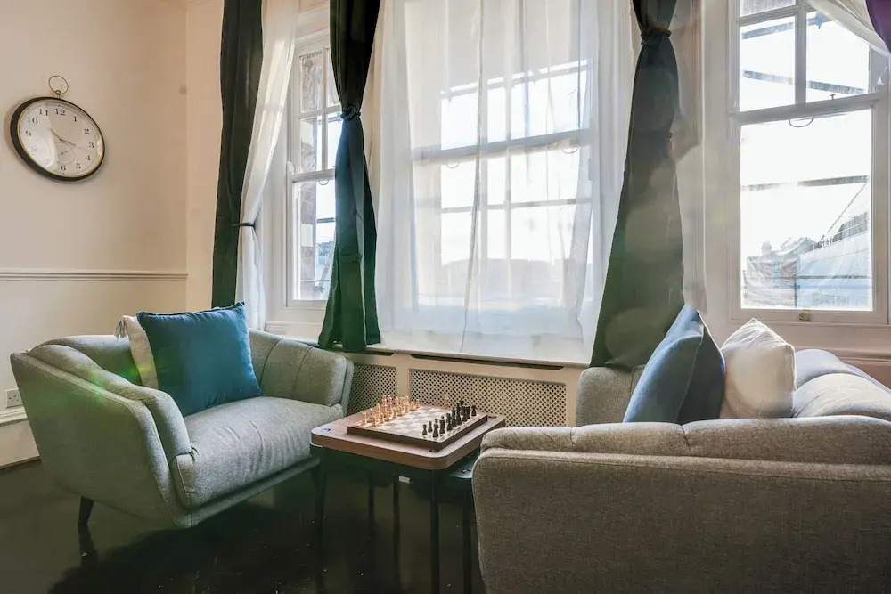 Buckingham Palace 4BR Family Stay Cathedral View
